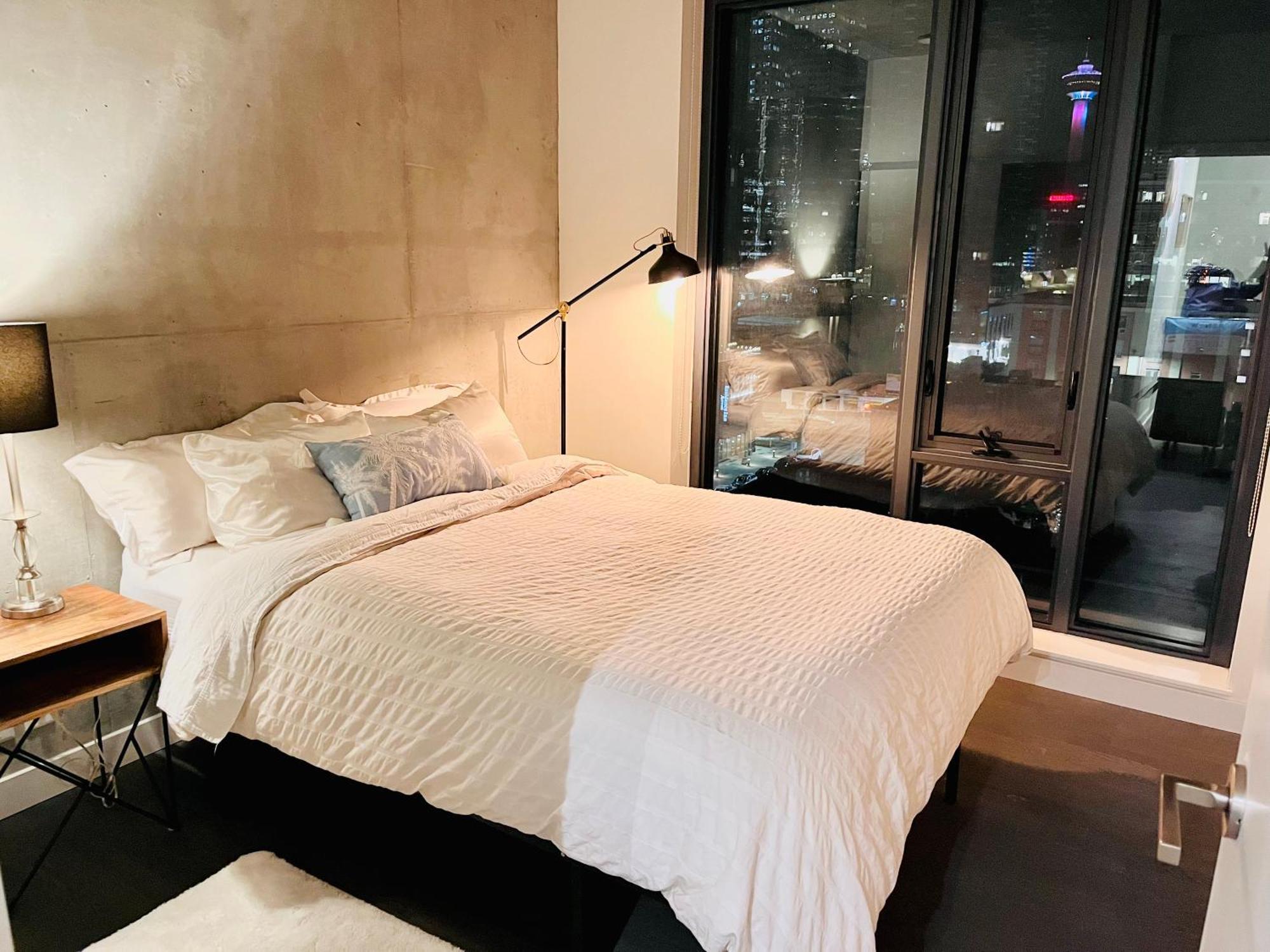 Luxury Dt, 2 Bedroom Deal, Private Balcony, Full Kitchen, Gym - Free Parking YYC Exterior foto